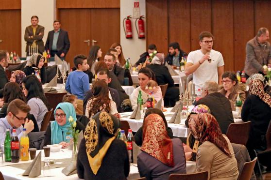 Das Fest der türkischstämmigen Familien im Bürgerhaus in Wickede FOTO: ANDREAS DUNKER