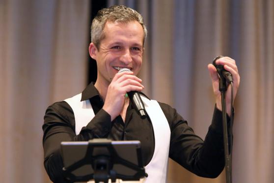 Der Sänger der Musikband „Karbeyaz“ („Schneeweiß“): Ugur Ayverdi. Er ist im Alltag als Inhaber von „ZaunTeam Ayverdi“ an der Ecke Haupt-/Nordstraße tätig. FOTO: ANDREAS DUNKER