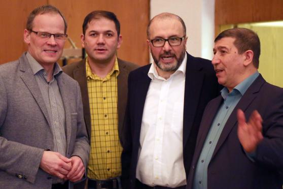 Bürgermeister Dr. Martin Michalzik (CDU) zu Gast beim türkischen Kulturverein „Europäisch-anatolischer Treffpunkt“. Hier mit dem Vereinsvorsitzenden Ramazan Olgun, dem türkischstämmigen Metallbau-Unternehmer Veli Güngör und Furat Fadime Oguz, dem stellvertretenden Vorsitzenden des Vereins (von links) FOTO: ANDREAS DUNKER 