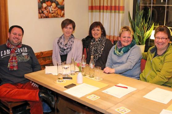 Volleyball-Abteilungsleiterin Ele Rohde-Beckenbauer (Mitte) und Kassiererin Irmhild Eickenbusch (rechts daneben) FOTO: ANDREAS DUNKER