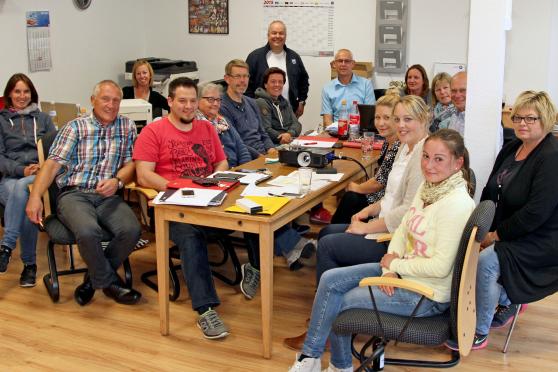 Bereiten die Jubiläumsfeierlichkeiten zum 125-jährigen Bestehen vor: Mitglieder des Turnvereins Wickede in der Geschäftsstelle in der Rosenstraße FOTO: ANDREAS DUNKER