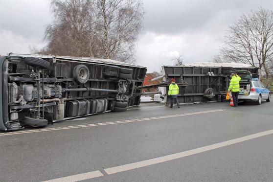 Umgestürzter Lkw im östlichen Kreisgebiet Soest FOTO: KREISPOLIZEIBEHÖRDE SOEST