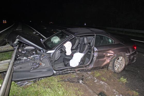 Unfall auf der Autobahn 445 zwischen den Anschlussstellen Wickede und Neheim in Fahrtrichtung Arnsberg/Brilon FOTO: POLIZEI DORTMUND