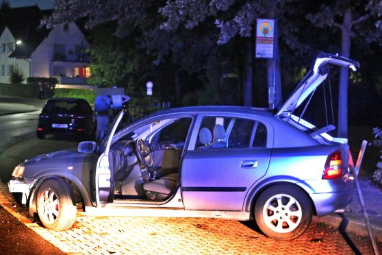 Auf regennasser Fahrbahn ins Schleudern geraten und in die Bushaltestelle gekracht. FOTO: ANDREAS DUNKER