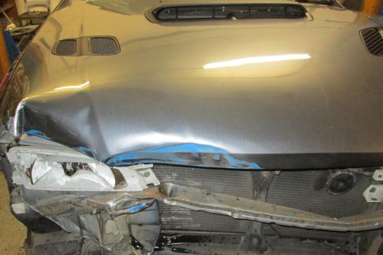 Die blaue Farbe des touchierten Geländers der Ruhr-Brücke ist deutlich erkennbar. FOTO: ANDREAS DUNKER