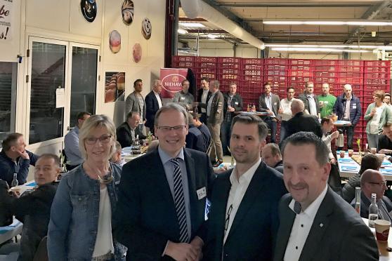 Zu einem "Unternehmensfrühstück" hatte die Gemeinde Wickede (Ruhr) am heutigen Donnerstag in die Großbäckerei Niehaves im Industriegebiet Westerhaar eingeladen. Von links: Wirtschaftsförderin Ruth Hornkamp, Bürgermeister Dr. Martin Michalzik (CDU), Martin Niehaves von der Großbäckerei Niehaves und Roland Waleska von der Deutschen Glasfaser. FOTO: GEMEINDE WICKEDE (RUHR)