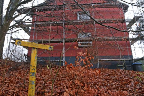 Nur noch ein nackter gelber Pfosten am Walkenbrügger Weg in Wiehagen: der Briefkasten wurde wohl durch Böller zerstört. FOTO: CARINA WESTERWELLE