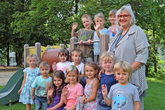 Sigrid Buchta mit Jungen und Mädchen des St.-Josef-Kindergartens FOTO: KINDERGARTEN ST. JOSEF