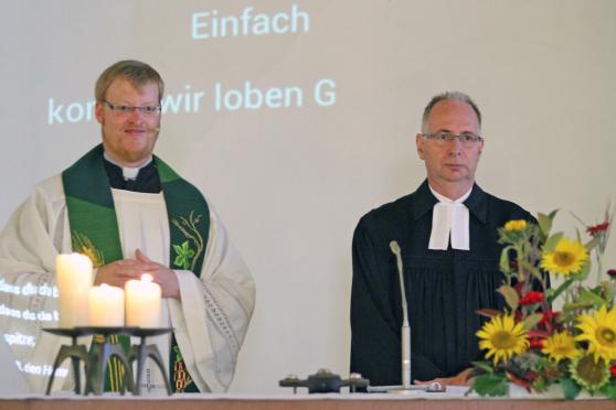 Der katholische Vikar Alexander Plümpe und der evangelische Pfarrer Dr. Christian Klein leiteten die ökumenischen Einschulungsgottesdienste von Melanchthon- und Engelhard-Grundschule am heutigen Donnerstag in der katholischen St.-Antonius-Kirche. FOTO: ANDREAS DUNKER 