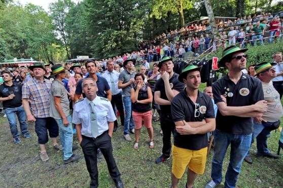 Verfolgten das spannende Vogelschießen: die Handballer und ihre Damen FOTO: ANDREAS DUNKER