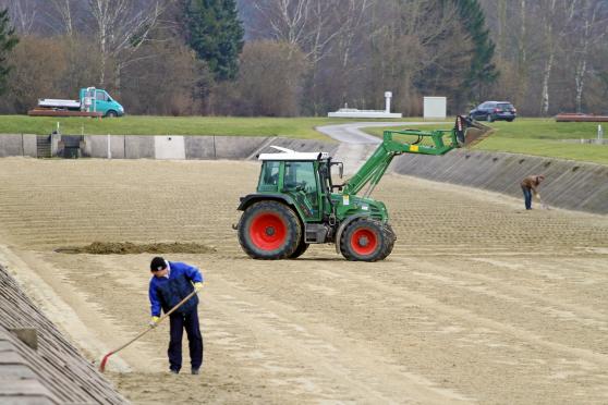 Wassergewinnungsgelände der Wasserwerke Westfalen in Echthausen - Hier erfolgt die Anreicherung des Grundwassers über riesige Becken mit Sandfiltern direkt neben der Ruhr. Unser Bild zeigt Mitarbeiter bei der Aufbereitung der Sandfläche. ARCHIVFOTO: ANDREAS DUNKER
