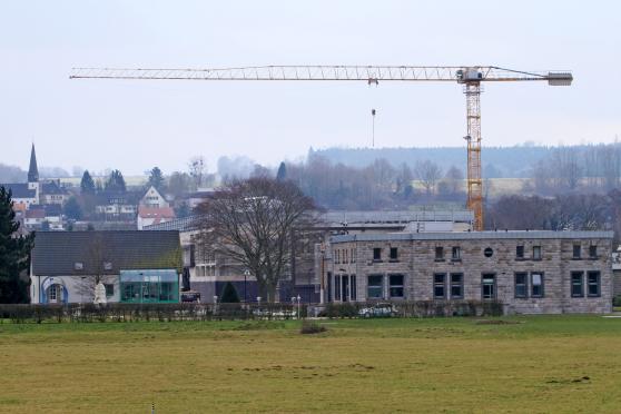 Blick von der Ruhrseite auf das Wasserwerk – im Hintergrund: Echthausens Ortsmitte FOTO: ANDREAS DUNKER
