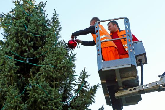Wird in der kommenden Woche wieder abgeschmückt: der Weihnachtsbaum auf dem Wickeder Marktplatz. FOTO: ANDREAS DUNKER
