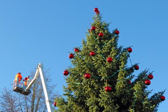 Schmücken des Weihnachtsbaumes durch Mitarbeiter des kommunalen Bauhofes ARCHIVFOTO: ANDREAS DUNKER