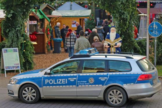 Ein Polizeifahrzeug am Samstag vor dem Wickeder Weihnachtsmarkt FOTO: ANDREAS DUNKER