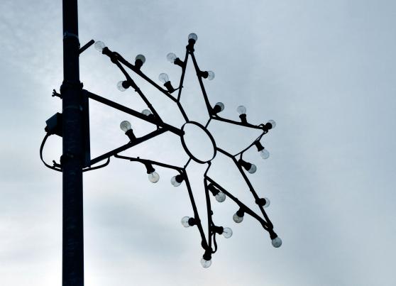 So sah die Weihnachtsbeleuchtung in der Ortsmitte früher mal durchgehend aus: ein alter Stern mit Glühlampen ARCHIVFOTO: ANDREAS DUNKER