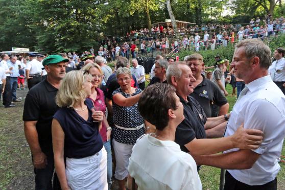 Beide Schützenkönige und Arbeitskollegen bei "Wickeder Westfalenstahl": Ulrich Peck aus Echthausen und Dietmar Wrede aus Wickede FOTO: ANDREAS DUNKER