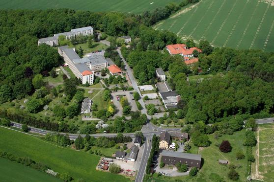 Das damalige Marien-Krankenhaus, die Kindertagesstätte (KiTa) "MiniMax", das Alten- und Pflegeheim "Senioren-Zentrum Häuser St. Raphael", das Restaurant und Hotel "Alte Poststation" und der Landtechnik-Betrieb Werner Schröder, der landwirtschaftliche Maschinen verkauft und repariert. ARCHIVFOTO: ANDREAS DUNKER / WWW.NRW-LUFTBILDAGENTUR.DE