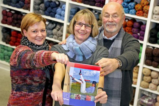 Präsentierten das neue Strickmode-Buch „Von den Socken“ (von links): Fachverkäuferin und „Lektorin“ Janine Schmidt, Autorin Ulrike Brüggemann und Geschäftsführer Klemens Zitron vom „Atelier Zitron“ FOTO: ANDREAS DUNKER