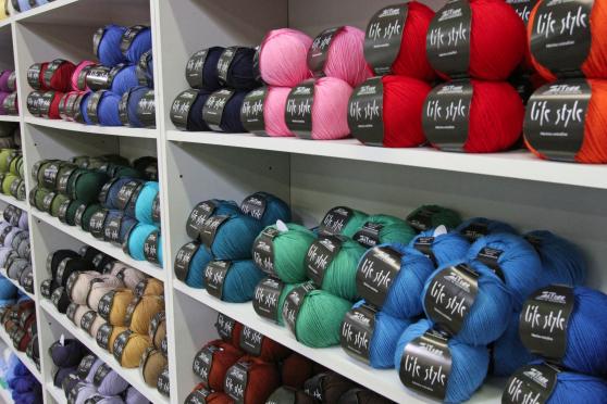 Wollknäuel an Wollknäuel in den Präsentationsregalen des Ateliers Zitron im Industriegebiet Westerhaar in Wickede (Ruhr) FOTO: ANDREAS DUNKER
