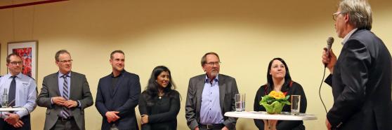 Die Podiums-Teilnehmer (von links): Polizei-Hauptkommissar Holga Luck, Bürgermeister Dr. Martin Michalzik (CDU),  der stellvertretende Malteser-Betreuungsleiter Julian Demiet und die Sozialarbeiterin Vithy Rajakulasingam, Freundeskreis-Sprecher Heinz Vihrog und Miriam Pichler als weitere stellvertretende Betreuungsleiterin der Malteser-Werke in Wimbern. Stehend: Bernhard Arndt, Vorsitzender der Kolpingfamilie Wickede (Ruhr) FOTO: ANDREAS DUNKER