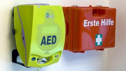 Ein Defibrillator – hier im Foyer des Bürgerhauses an der Kirchstraße in Wickede – kann im Notfall Leben retten. Die Gemeinde will mehr Geräte rund um die Uhr öffentlich zugänglich machen. Nach Angaben der Verwaltung wurde allerdings bislang keiner der seit 2008 von ihr beschafften Defibrillatoren tatsächlich für einen Notfall eingesetzt. ARCHIVFOTO: ANDREAS DUNKER.