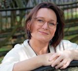 Wickeder Autorin stellt Roman „Träume aus Asche und Eisen“ vor