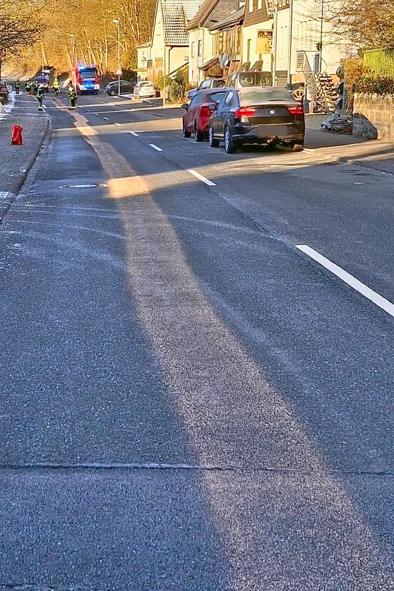Lange Ölspur auf der Fröndenberger Straße in Wickede FOTO: PASCAL NOLTE / FEUERWEHR WICKEDE (RUHR)
