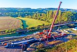 RuhrBogenBrücke: Kran hebt erste Stahlteile auf die Verschubbahn