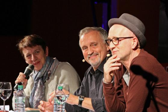 Jussi Adler-Olsen gemeinsam mit dem Schauspieler Peter Lohmeyer  bei einer Lesung anlässlich des „Mord am Hellweg“ am 12. Oktober 2014 in Wickede
FOTO: ANDREAS DUNKER