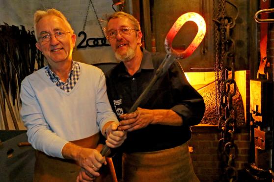 Schmieden, so lange das Eisen heiß ist: Friedrich Neuhaus (links) als Chef der Wickeder CDU-Senioren-Union legte selbst Hand an im Fröndenberger Kettenschmiedemuseum. FOTO: ANDREAS DUNKER