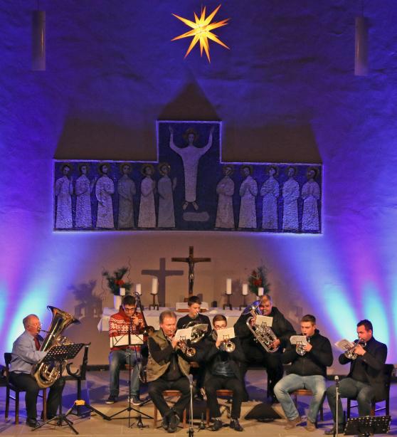 Blechbläser-Ensemble des Feuerwehr-Musikzuges beim Adventskonzert in der evangelischen Christus-Kirche FOTO: ANDREAS DUNKER