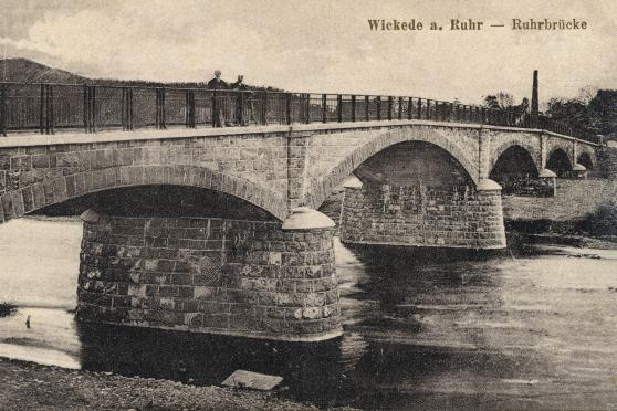 Die alte Wickeder Ruhrbrücke auf einer historischen Postkarte SAMMLUNG: JULIAN RÜSING / REPRODUKTION: AD MEDIEN GMBH