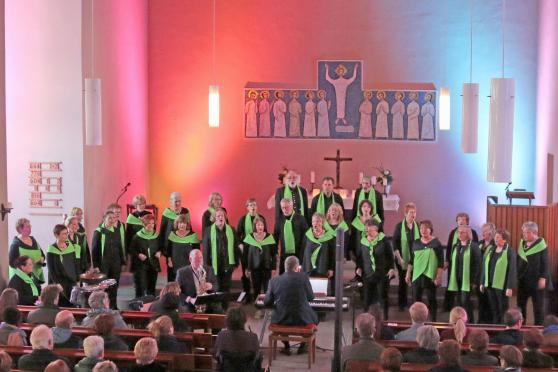 Der Gospel-Chor "Corner-Stones" bei einem Konzert in der evangelischen Christus-Kirche in Wickede ARCHIVFOTO: ANDREAS DUNKER