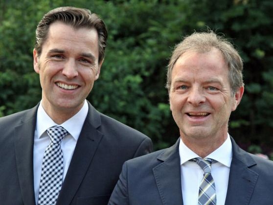 Zufriedene Gesichter: die Volksbank-Vorstände Holger Georg Schwarz und Jochen Bauerdick (von links) FOTO: ANDREAS DUNKER