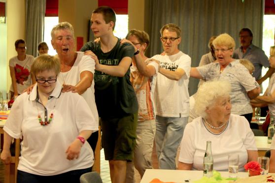 Polonaise durch den Saal des Roncalli-Hauses FOTO: ANDREAS DUNKER