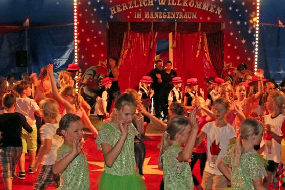 Zirkus-Direktorin Ann-Katrin Bichlmaier mit Kindern beim Finale FOTO: ANDREAS DUNKER