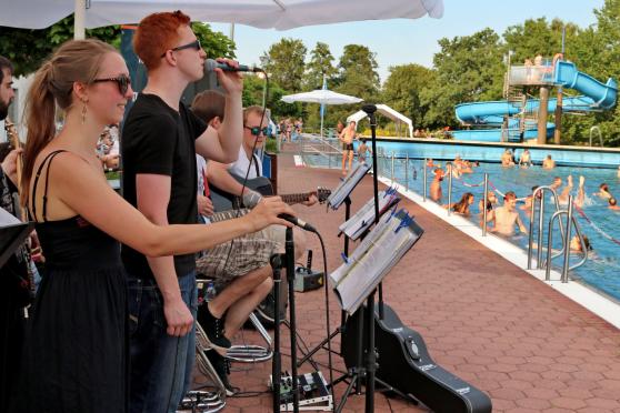 Die Band am Beckenrand: "Planless" spielte für Schwimmer und Nichtschwimmer. FOTO: ANDREAS DUNKER