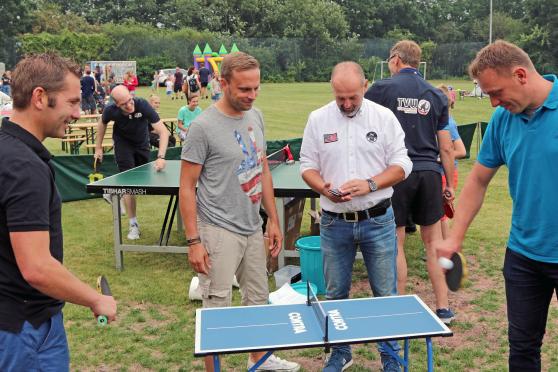 Gäste beim Spiel an der Mini-Tischtennisplatte FOTO: ANDREAS DUNKER