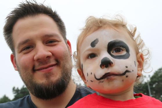 Kampfsport und Kinderschminken – beim TV-Geburtstag gab es alles gleichermaßen. – Mitglieder der Showtanz- und Akrobatik-Gruppe "Dansu" bemalten die Geschichter der Kids. FOTO: ANDREAS DUNKER