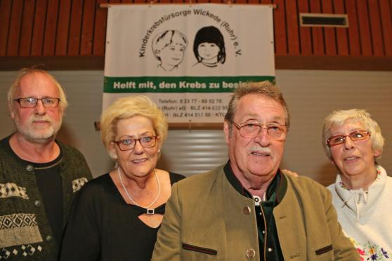 Vorstand der „Kinderkrebsfürsorge Wickede (Ruhr)“ (von links): Klaus-Maria Bathe, Ingrid und Karl-Heinz Wix sowie Birgit Inman. FOTO: ANDREAS DUNKER