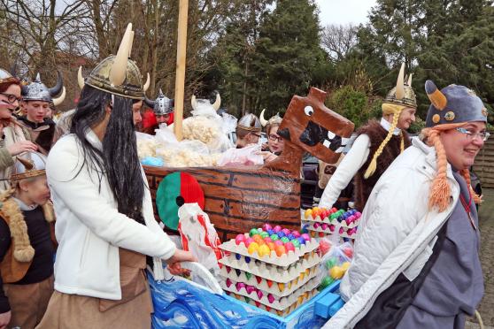"Wickinger" mit Paletten mit bunten Eiern zum Verschenken FOTO: ANDREAS DUNKER