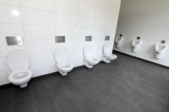 Ungewohnter Anblick: Noch sind die Toiletten ohne Kabinen. FOTO: ANDREAS DUNKER