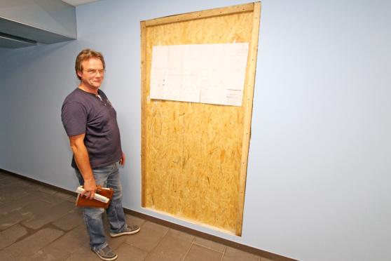 Bauamtsmitarbeiter Frank Knop vor dem verbretterten Schacht für den neuen Aufzug, der erst 2016 kommen soll. FOTO: ANDREAS DUNKER