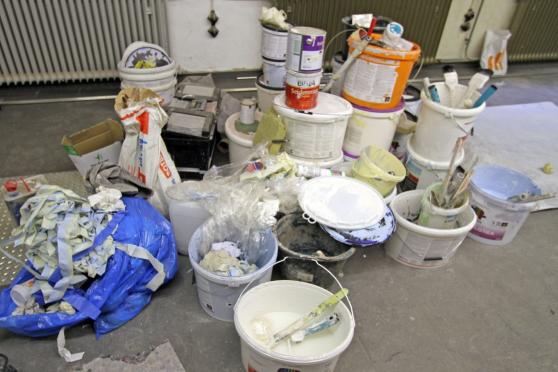 Farbeimer von den frischen Malerarbeiten in der Schule am Hövel. FOTO: ANDREAS DUNKER