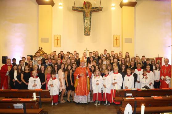 Gruppenaufnahme nach der Firmung in der katholischen St.-Antonius-Kirche in Wickede FOTO: ANDREAS DUNKER