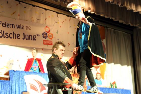 Beim Kinderkarneval des Wickeder Turnvereins musste das TV-Kinderprinzenpaar Lotta Bormann und Felix Schnapp seine Ballance-Künste auf einem gespannten Stahlsein zeigen. FOTO: ANDREAS DUNKER