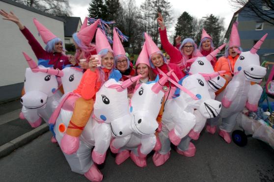 Einhörner beim Festumzug durch die Wickeder Straßen am Rosenmontag. FOTO: ANDREAS DUNKER