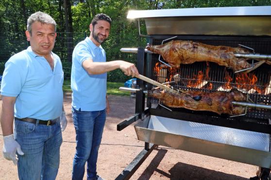 Türkische Spezialität: Gegrilltes Lammfleisch vom Holzfeuer ARCHIVFOTO: ANDREAS DUNKER