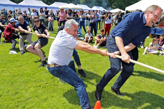Bürgermeister Dr. Martin Michalzik, Murat Güneser und weitere Wickeder beim gemeinsamen Tauziehen FOTO: ANDREAS DUNKER